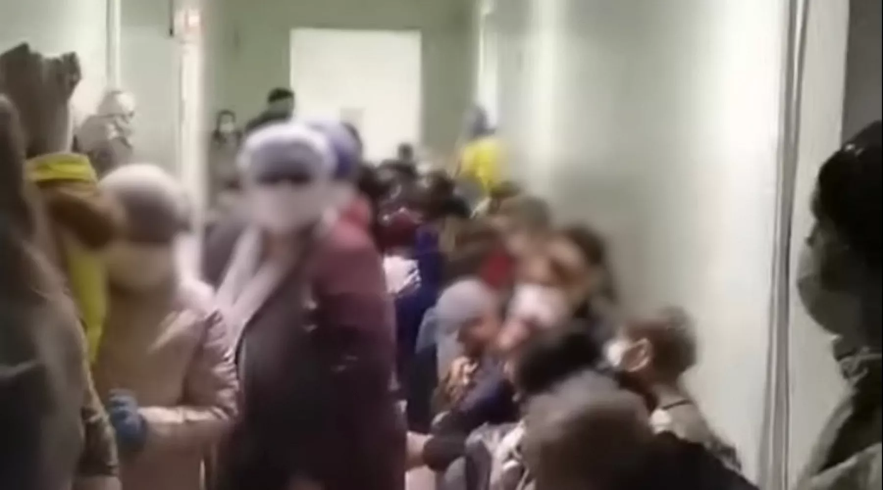 Сидят на полу и падают в обморок: бийчане жалуются на очереди на КТ и тесты