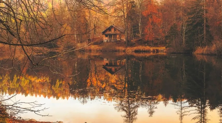 Осень, дом, река