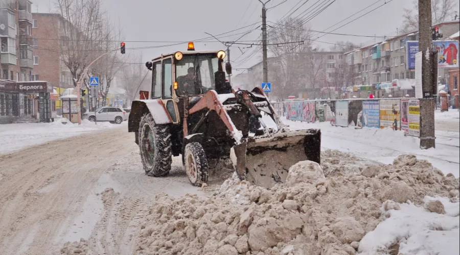 Накануне зимы мэрия Бийска спешно ищет дорожников, которые будут убирать снег