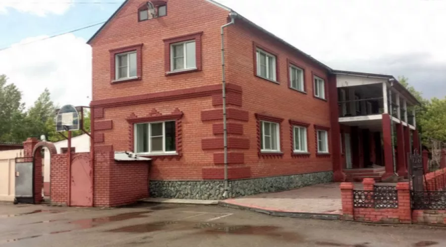 Здание с бассейном и баней в Бийске продают под производство с офисами