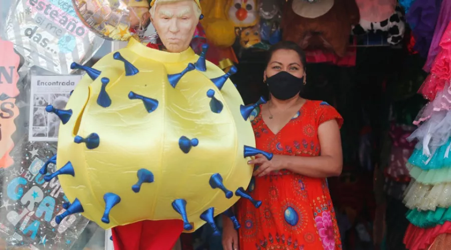 Страшнее некуда: накануне хэллоуина в России стал популярен костюм коронавируса
