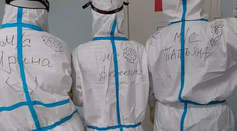 Медсестры ковидного госпиталя показали разрисованные костюмы СИЗ