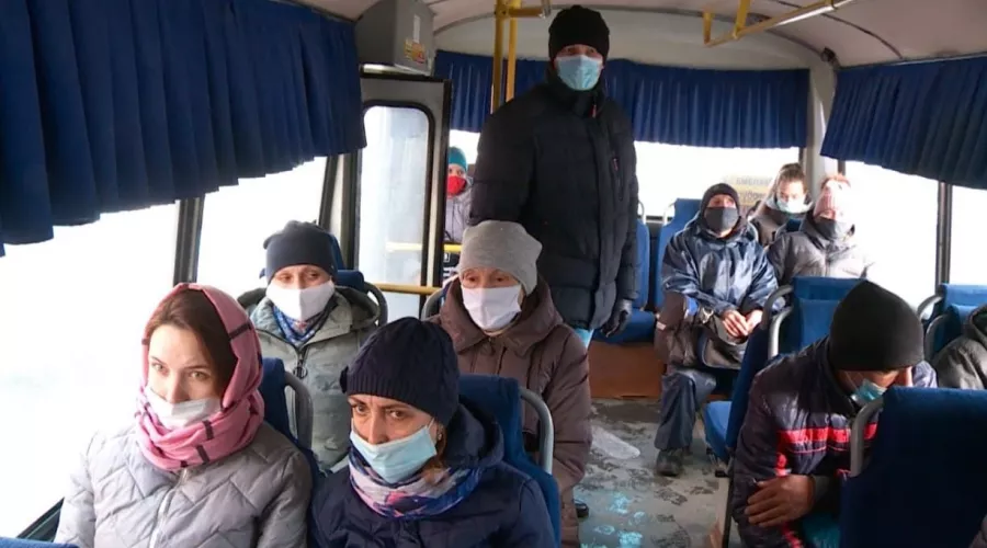 Маски-шоу: пассажиры и водители автобусов в Бийске носят маску на подбородках