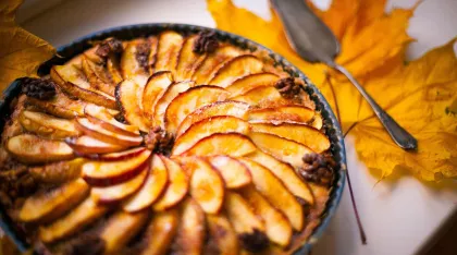 Простой рецепт тыквенного пирога с яблоками и корицей