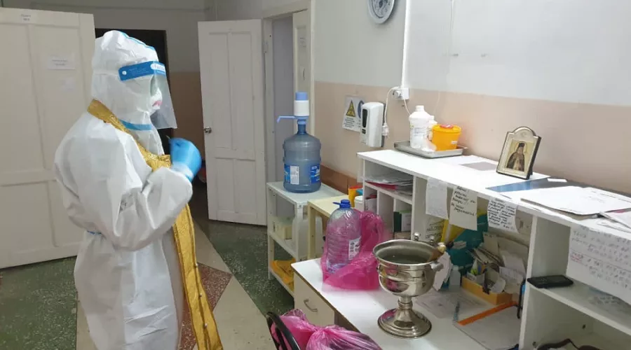 Батюшка освятил больных коронавирусом в алтайском ковидном госпитале