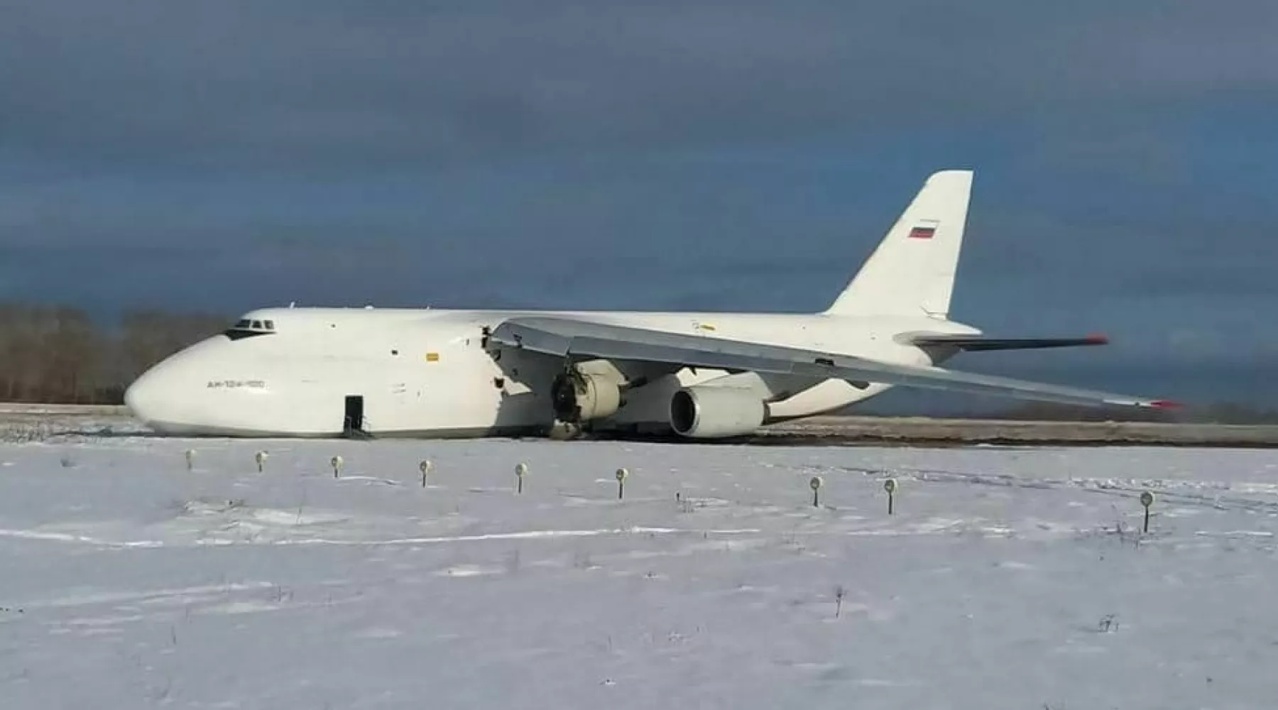 ЧП в Новосибирске: Ан-124 выкатился за пределы полосы при аварийной посадке