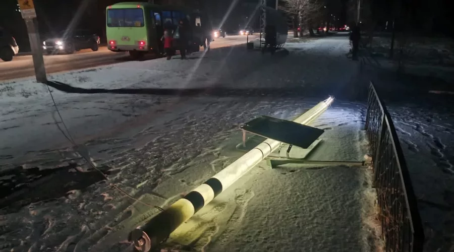 В Бийске сбили умный столб у пешеходного перехода на улице Трофимова