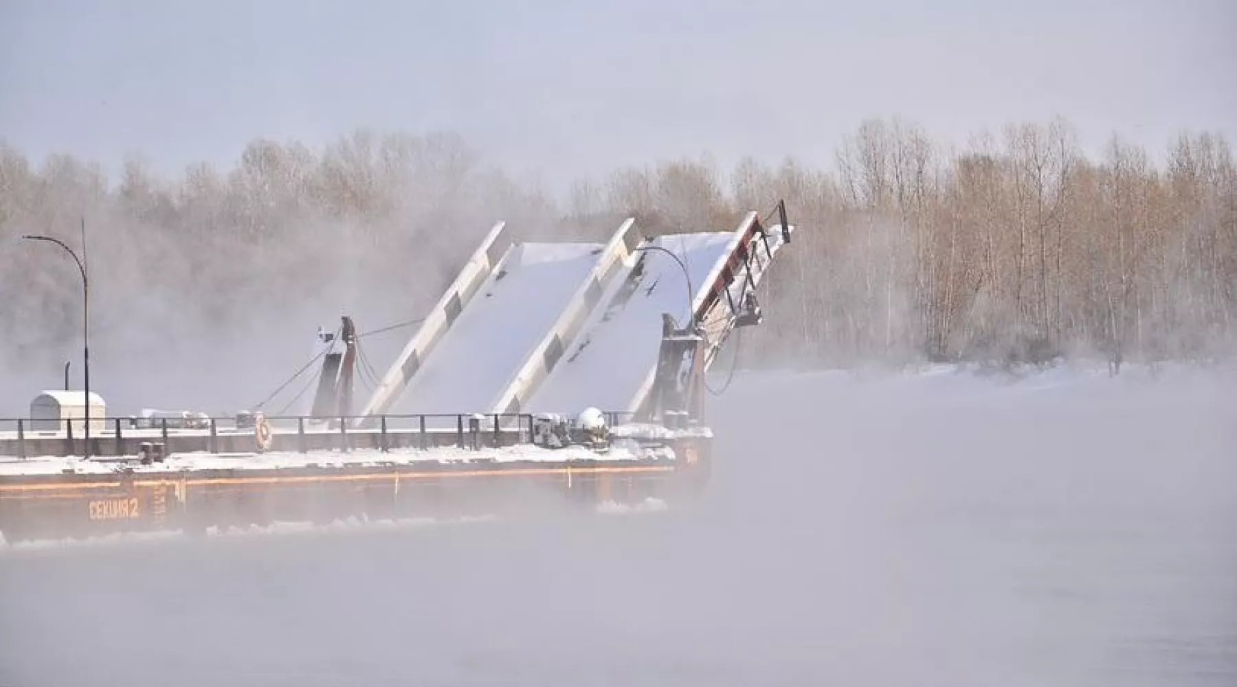 Понтонный мост собирают в Бийске, движение будет открыто с вечера 30 ноября 
