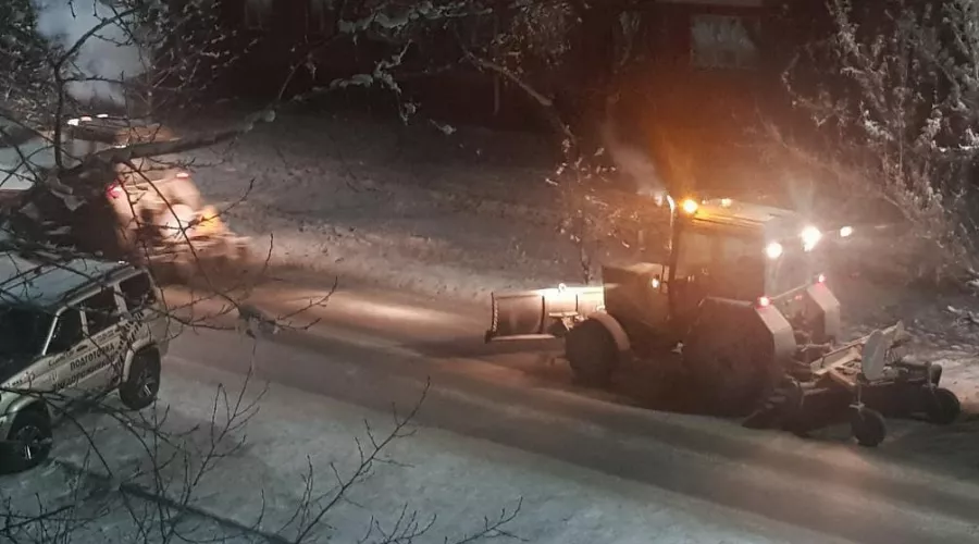 Бийчане недоумевают: дорожники убирают снег, которого нет