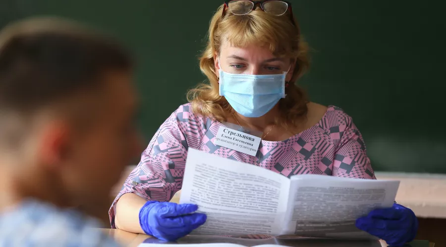 По 30 тысяч заболевшим: алтайских учителей начали страховать от коронавируса