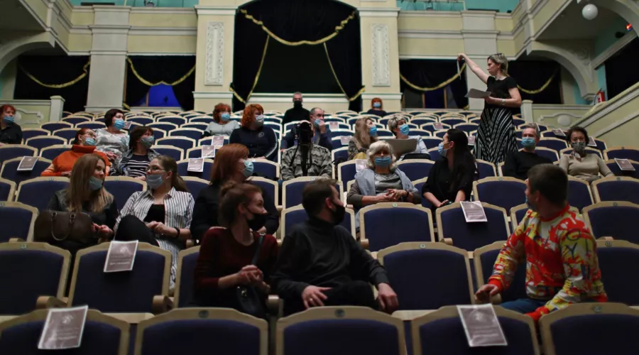 Пустые залы: поток зрителей в театрах Алтайского края упал на 40%