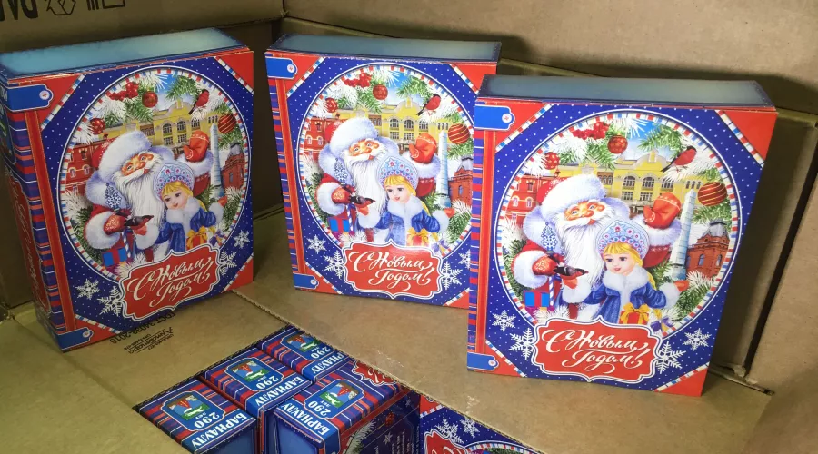 В Бийск прибыли новогодние губернаторские подарки для школьников