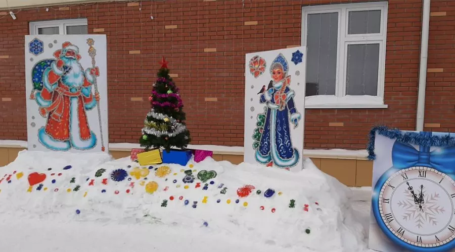 Детские сады и школы Бийска украшают к Новому году