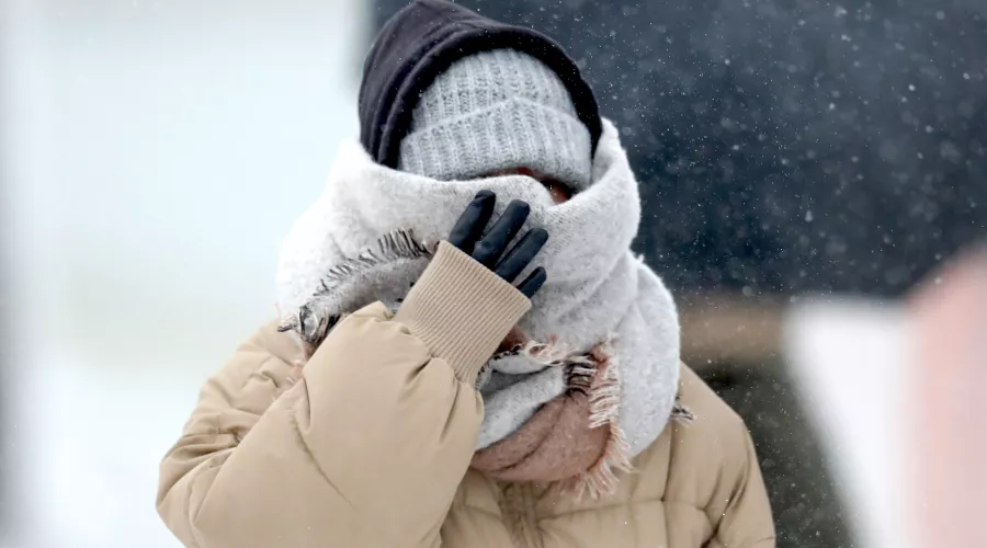 Кусает щеки и нос: как правильно вести себя на морозе