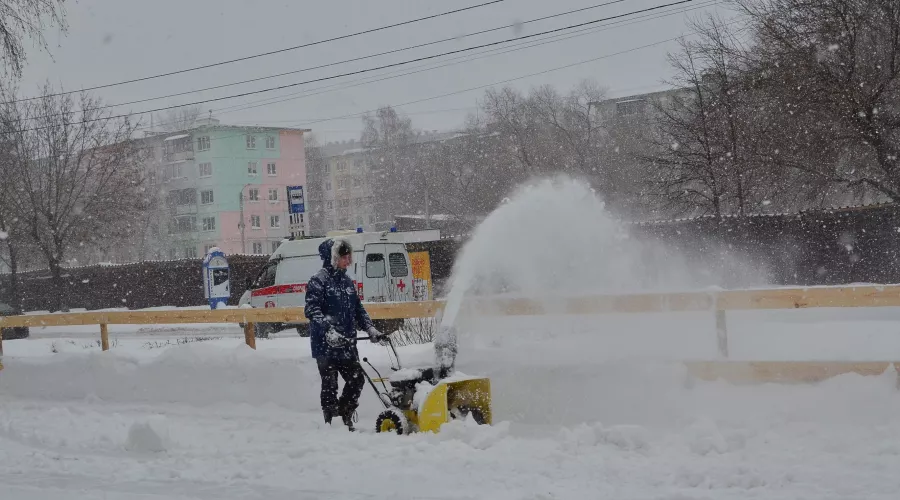 Несвоевременная уборка снега в Бийске может повлиять на работу скорой помощи 
