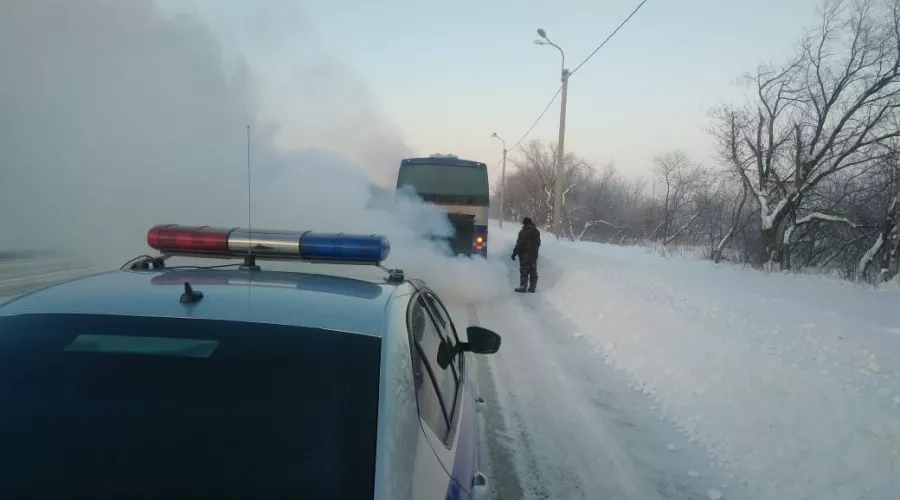 Сотрудники ГИБДД Бийска спасли замерзающих пассажиров рейсового автобуса