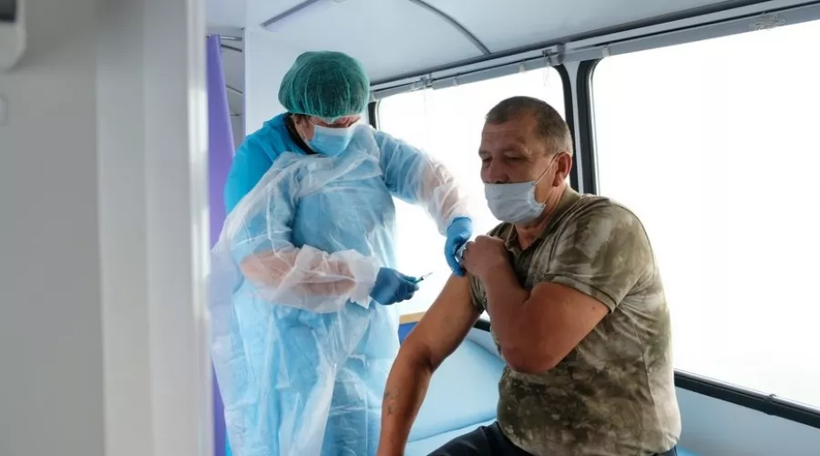 В Алтайском крае запись на прививку от COVID расписана на две недели вперед 