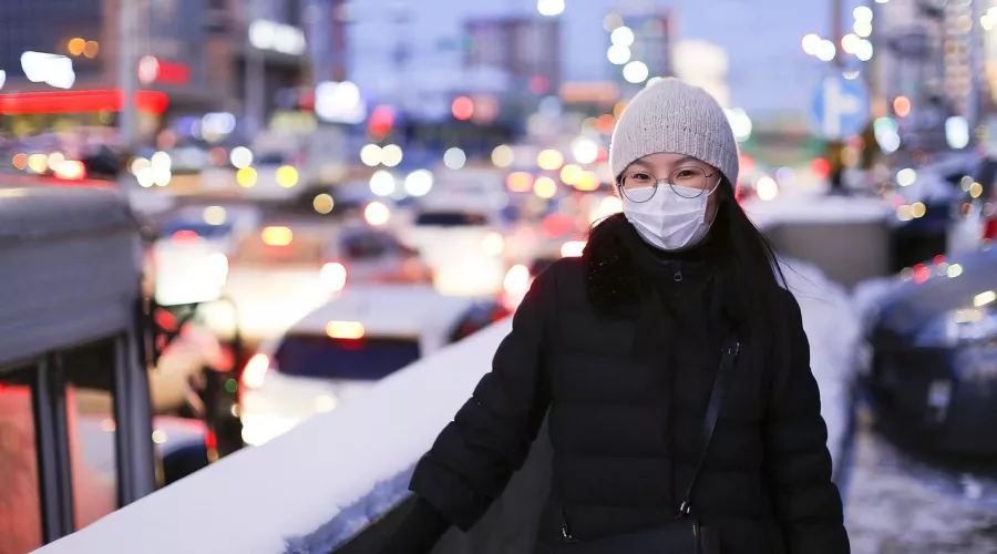 Врачи дали советы, как правильно носить маску на улице в морозные дни 