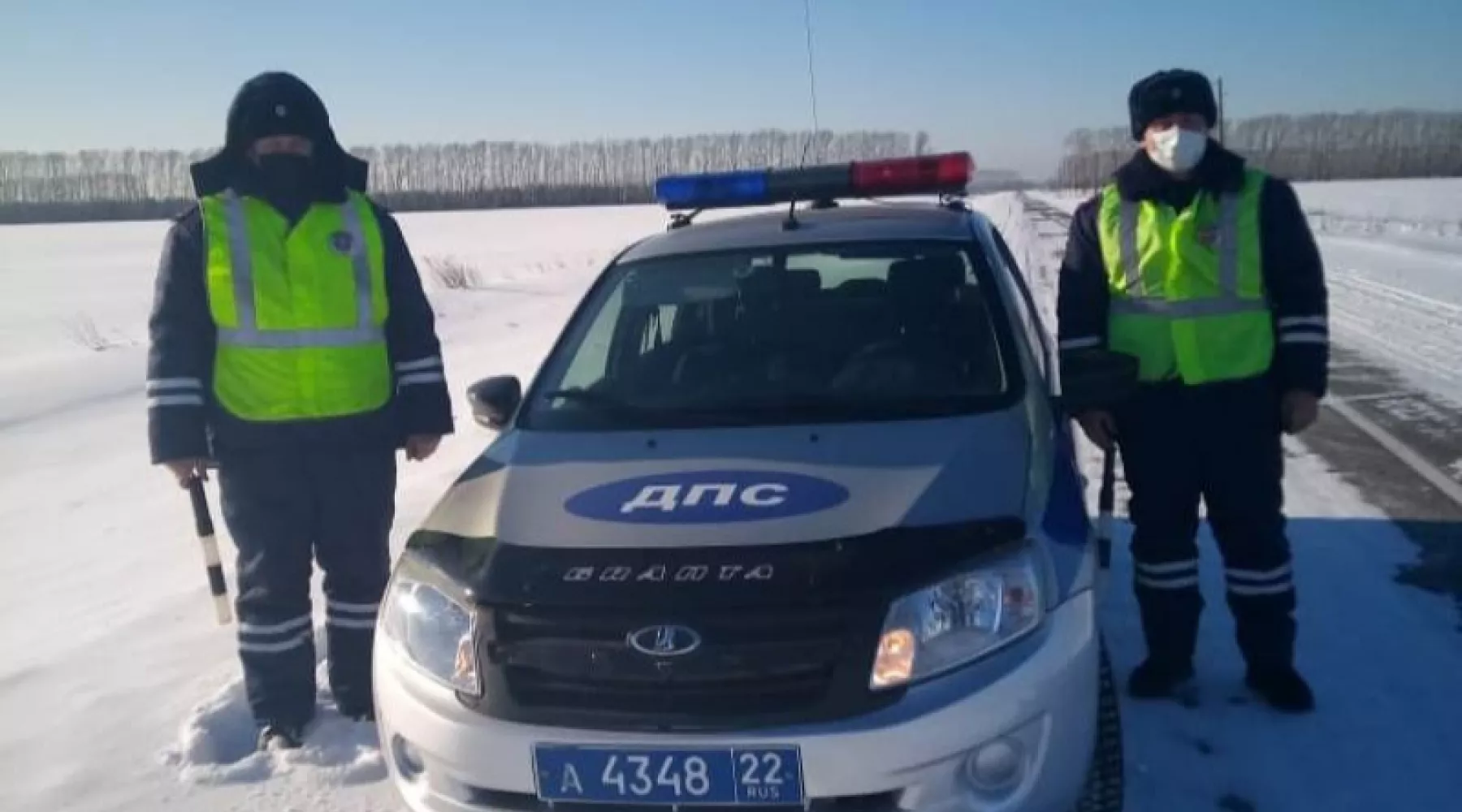 Все проезжали мимо: экипаж ДПС помог вытащить автомобиль из кювета под Бийском