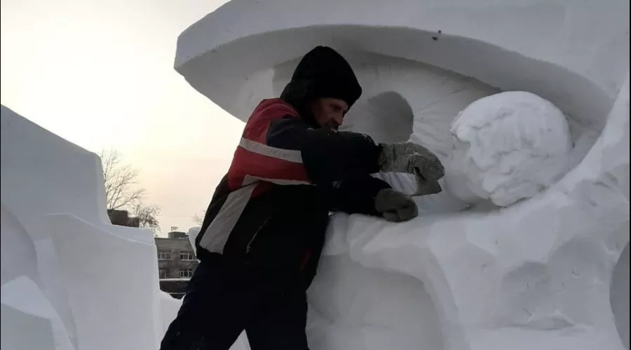 Бийский скульптор принял участие в Сибирском фестивале снежной скульптуры