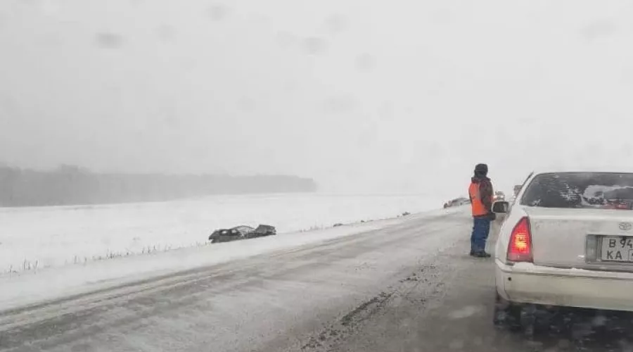 Недалеко от Бийска пожилой водитель врезался в снегоуборочную машину