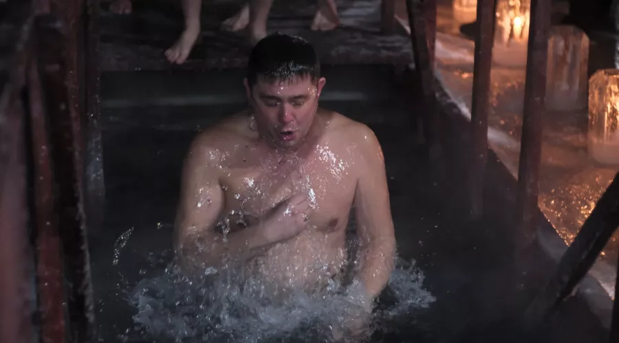 Онищенко пояснил можно ли заразиться ковидом во время крещенских купаний