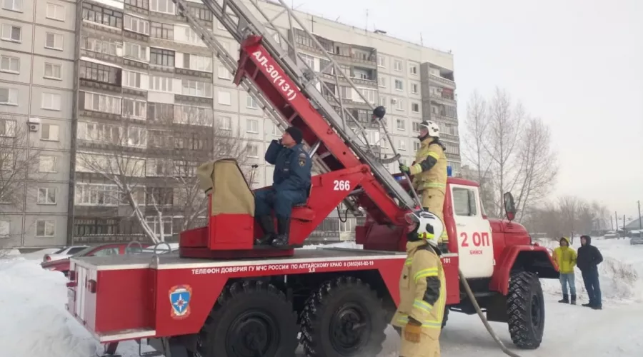 Пожарные спасли четырёх человек из пожара в бийской девятиэтажке 
