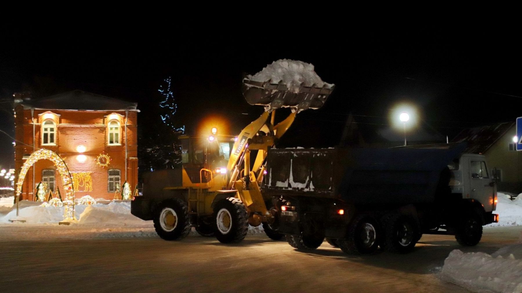 Уборка снега. Зима.