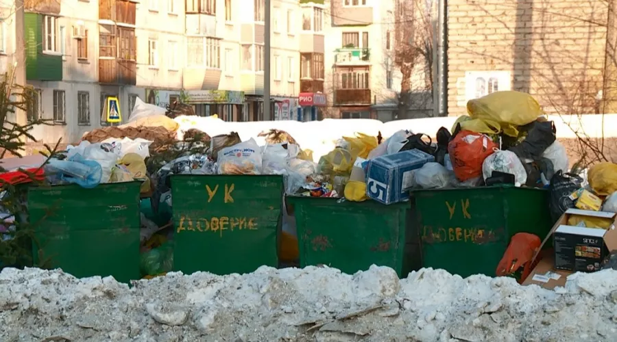 В Бийске с улицы Разина снова некому вывозить мусор 