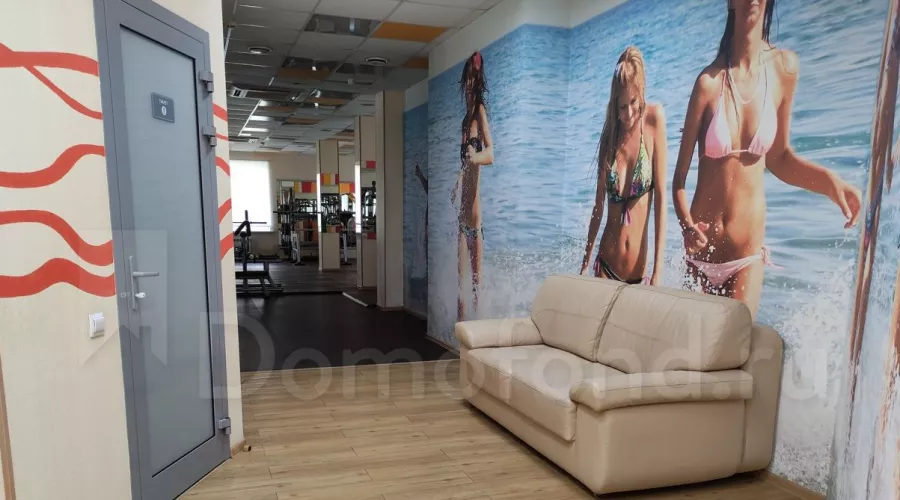 В Бийске продают 200-метровую квартиру с девушками в купальниках
