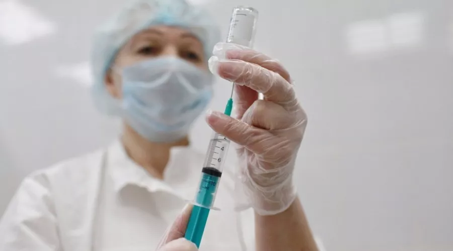 В Алтайском крае прививки от коронавируса начали делать пожилым людям 
