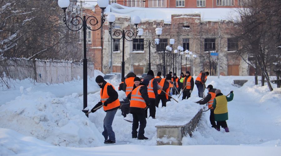 Неубранный снег в Подмосковье. Предупреждение об уборке снега. Снежные горки в Бийске. Предостережение уборка снега.