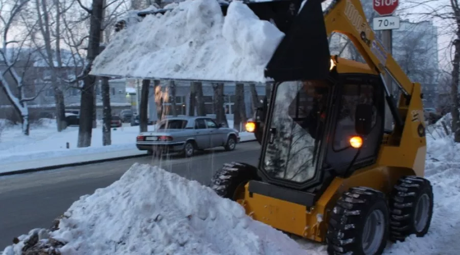 Бийску тоже надо: в Барнауле снег на тротуарах убирают новые мини-погрузчики 
