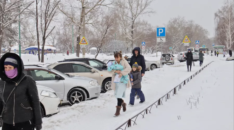 Бийчане добились уборки снега у детской больницы