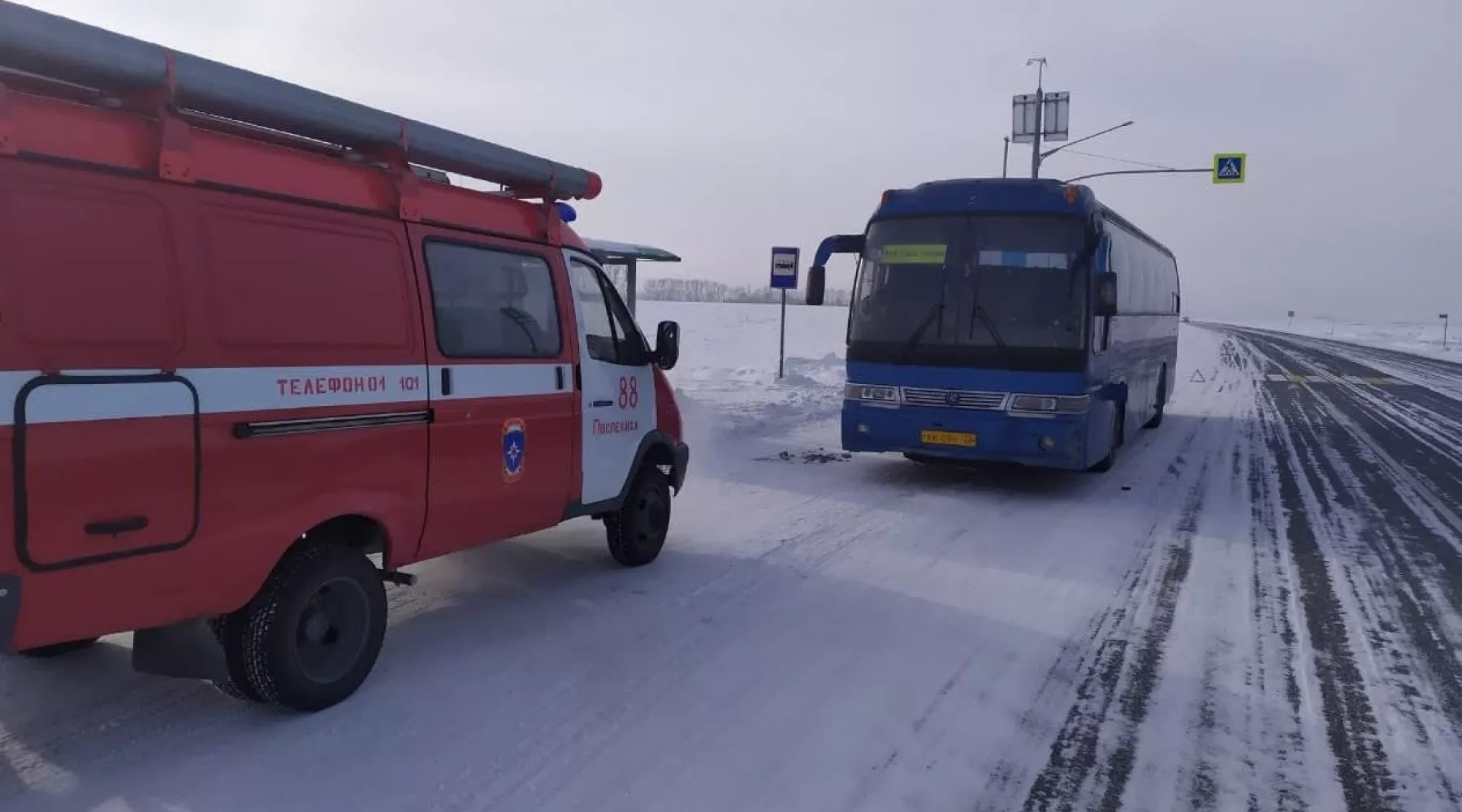 Рейсовый автобус с пассажирами замёрз на алтайской трассе