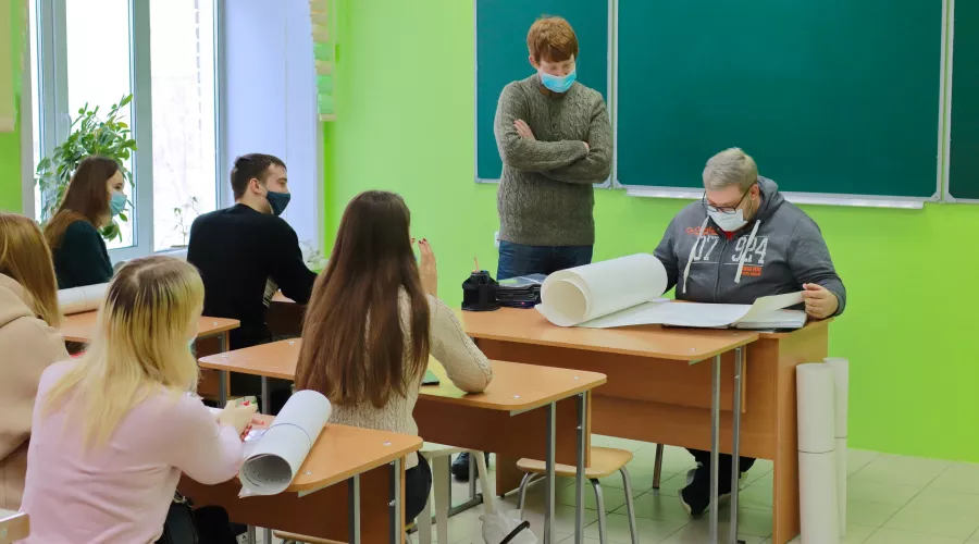 В масках и с дистанцией: российские студенты вернутся к очному обучению