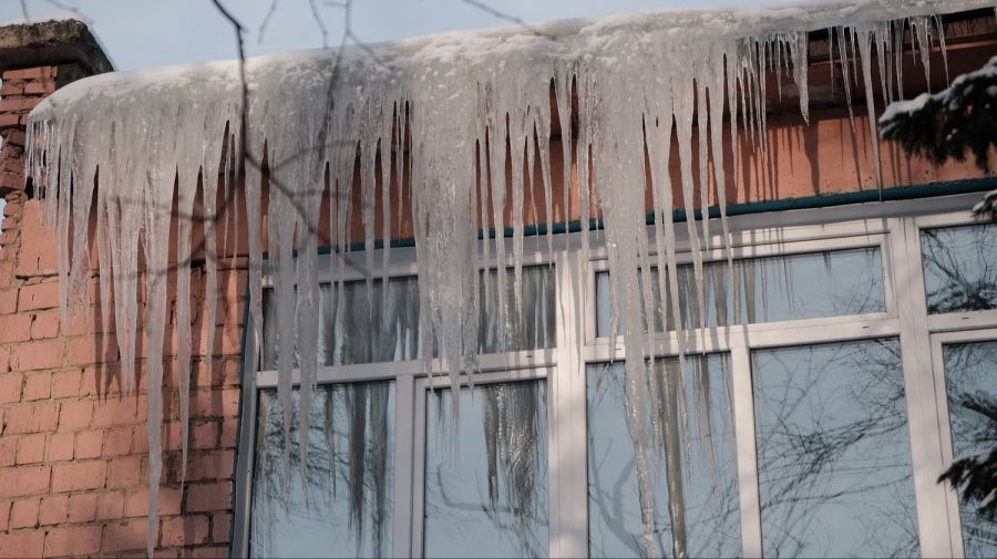 За зиму в Бийске крыши многоквартирных домов обычно чистят по несколько раз