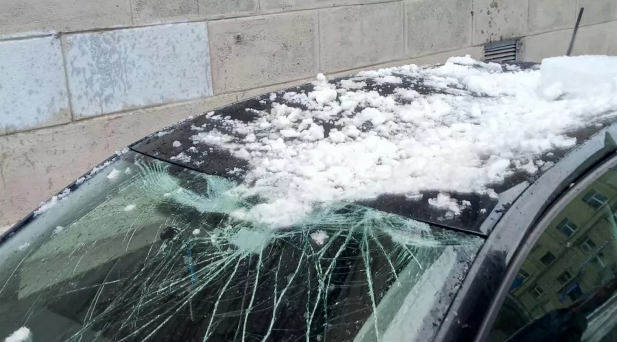 Глыба снега уже не в первый раз повредила автомобиль в одном из дворов Бийска 