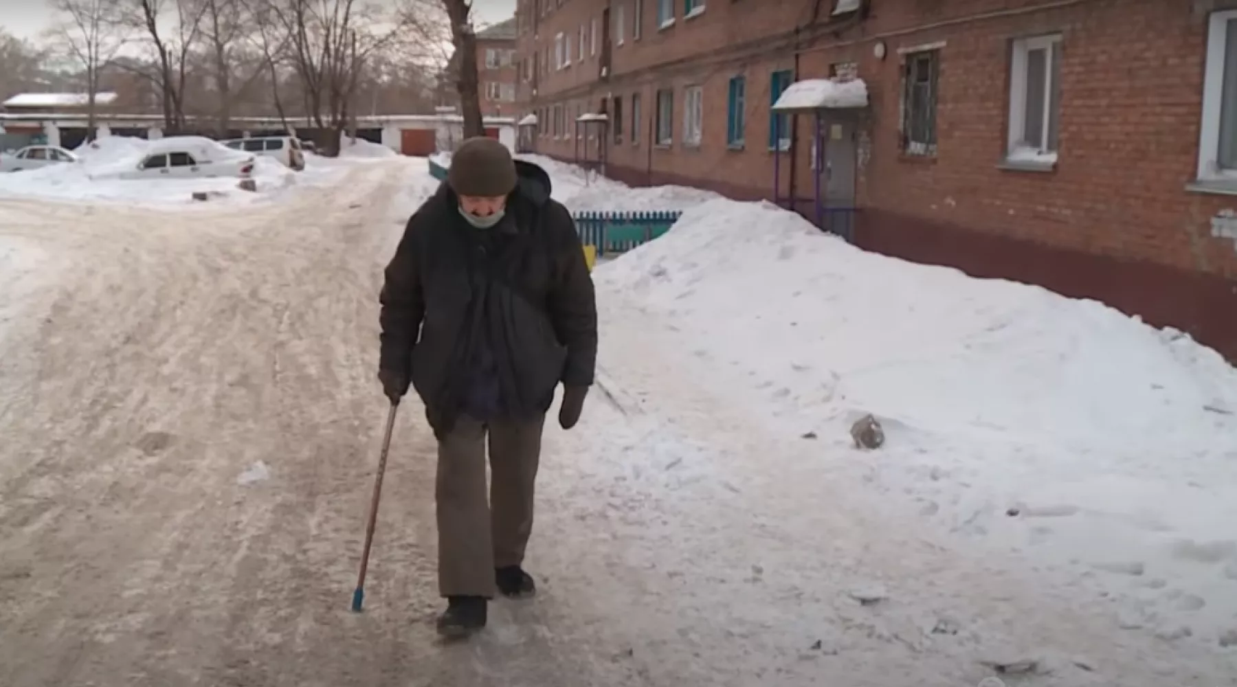 Брошенный сыном пенсионер из Бийска вынужден жить в подъезде многоэтажки 