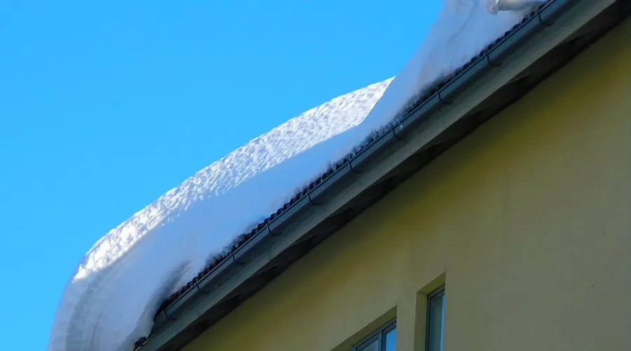 В Алтайском крае четверо человек погибли из-за схода снежных масс с крыши 
