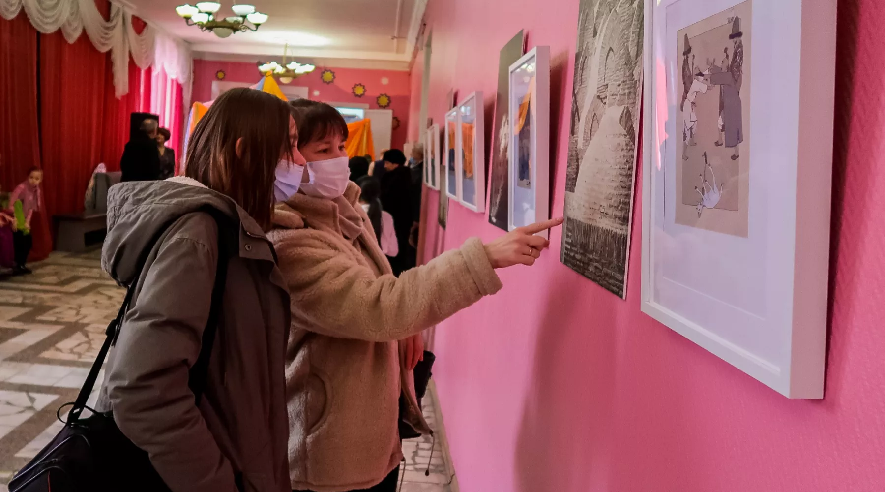 В Бийске открылась выставка театрального художника Алексея Дмитриева