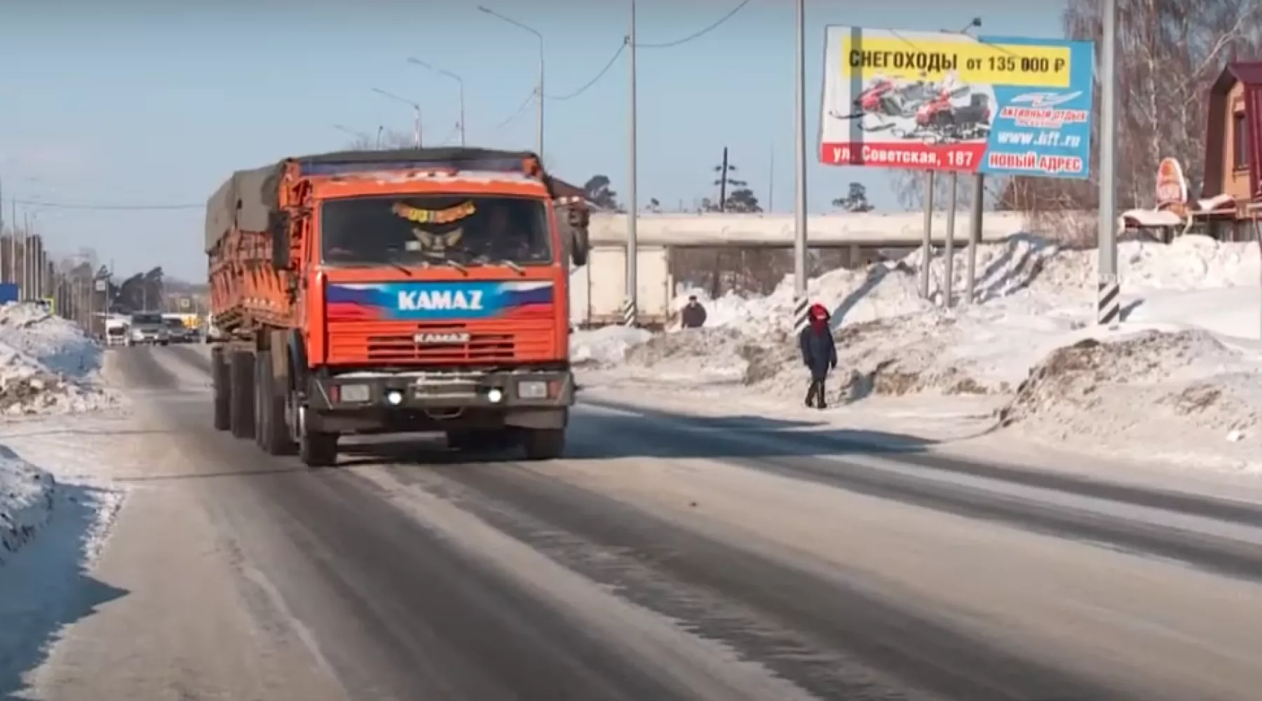 Видео: в бийском Заречье дети вынуждены ходить на учёбу по проезжей части 