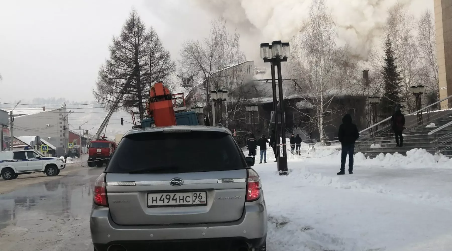 В Горно-Алтайске загорелось старое здание вечерней школы 