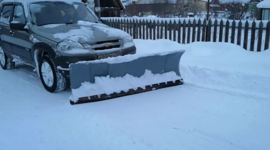 Видео дня: бийчанин приделал ковш на УАЗ и почистил снег за дорожников 