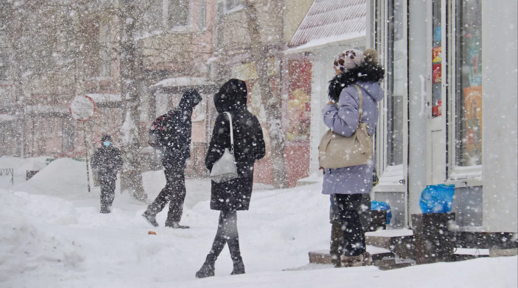 Налетели метели: вместе с потеплением в Алтайский край возвращаются снегопады