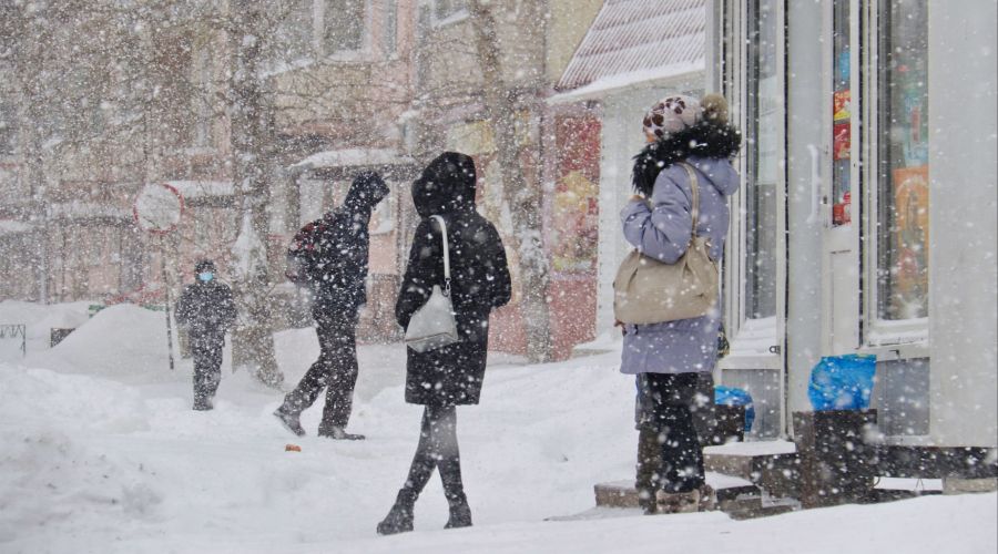 Налетели метели. Снегопад на Сретение. Снежная метель осторожно. Метель в Барнауле 14 февраля 2024. Гифка мокрый снег с дождем и ветер.