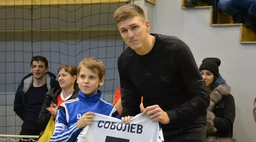  Алтайский футболист Александр Соболев подарил протез маленькой бийчанке 