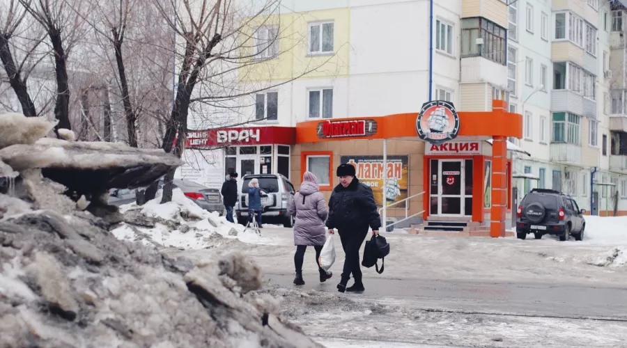 С дороги: расчистка снега в Бийске помогает водителям, но мешает пешеходам 