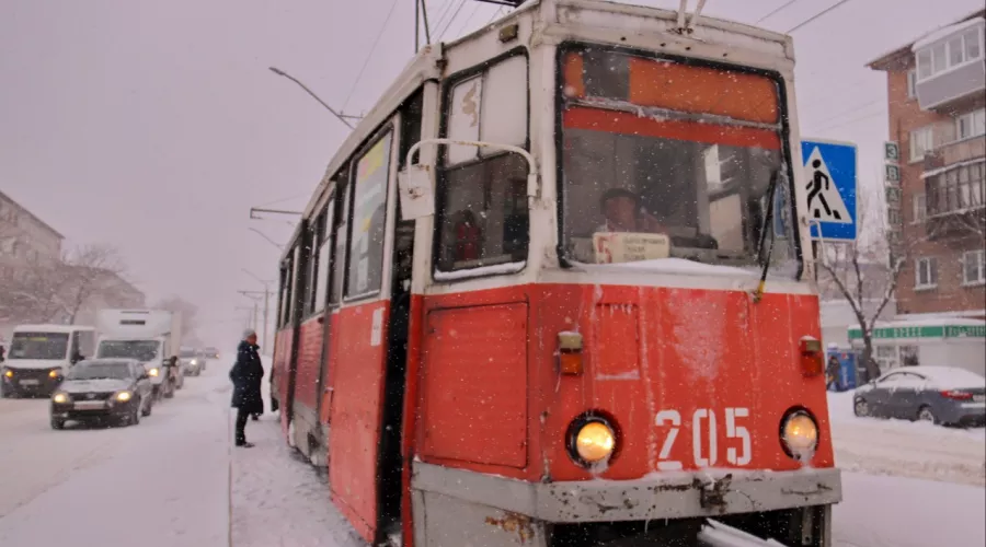Жители частного сектора Бийска вывели из строя пять трамваев, кидая снег на пути