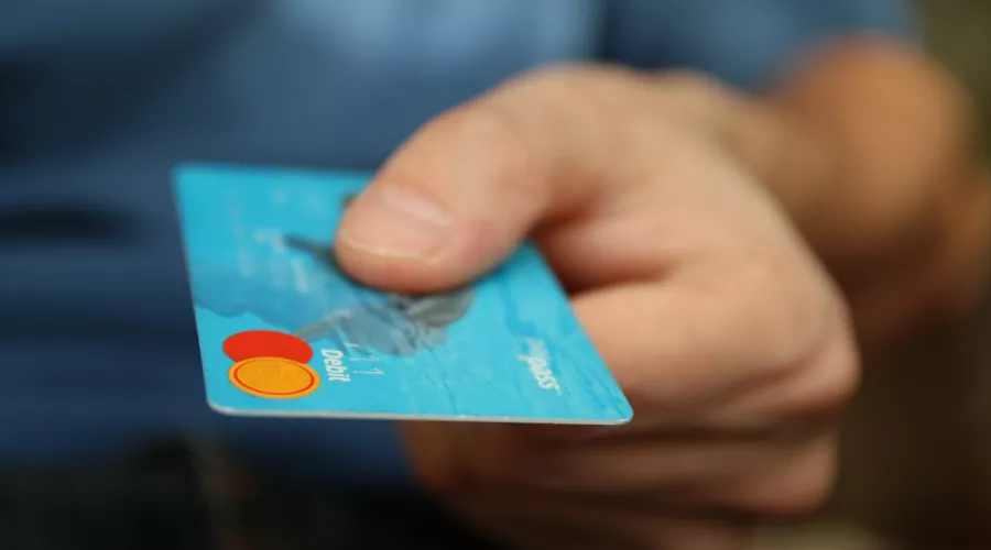 Бийская полиция разыскивает мужчину, тратившего деньги с утерянной карты